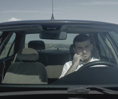vodič telefonuje počas šoférovania