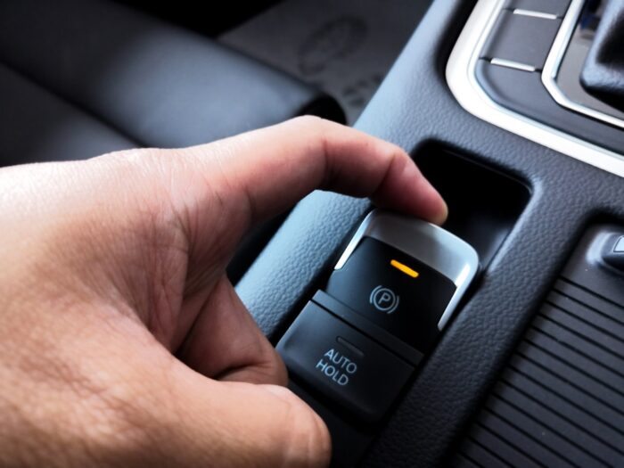 Zaparkuješ a vypneš motor, no jeden úkon robí väčšina vodičov naopak: Auto to odnesie rozvodmi