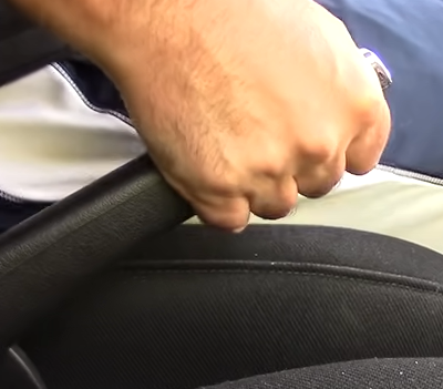 zatiahnutá ručná brzda