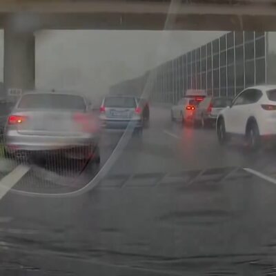 Autá odstaveneé pod viaduktom na dialnici