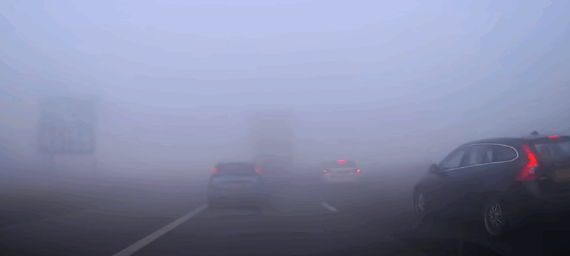 Autá v hustej hmle