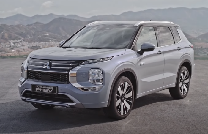 Mitsubishi Outlander má veľkú batériu a sedem miest, no pri ťahaní prívesu zaostáva