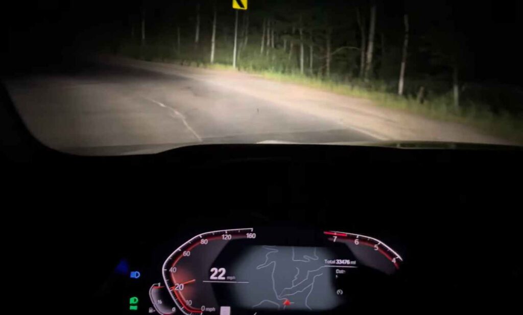 Adaptívne svetlá a nočný videnie z auta