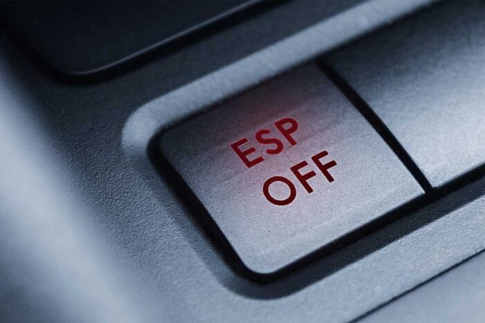 Stláčate tlačidlo OFF v aute? Možno práve vypínate systém, ktorý vám zachraňuje život