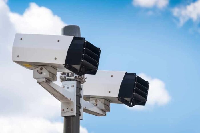 Pokuta za telefón v ruke: Nemecko sprísňuje pravidlá a zrkadlové kamery ti ju okamžite pošlú