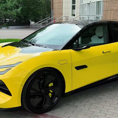 Žltý Lotus Emaya elektromobil