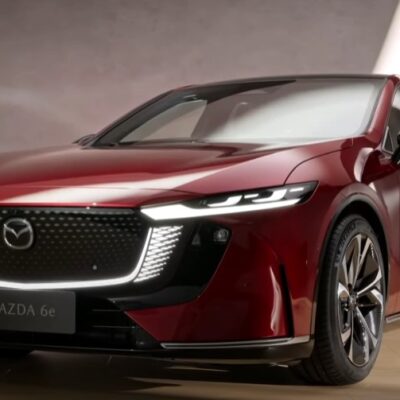 pohľad na červenú Mazdu6e