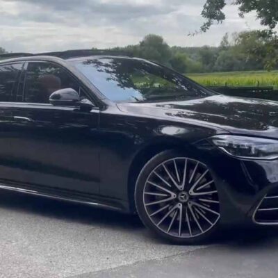 Čierny Mercedes S350 na ceste