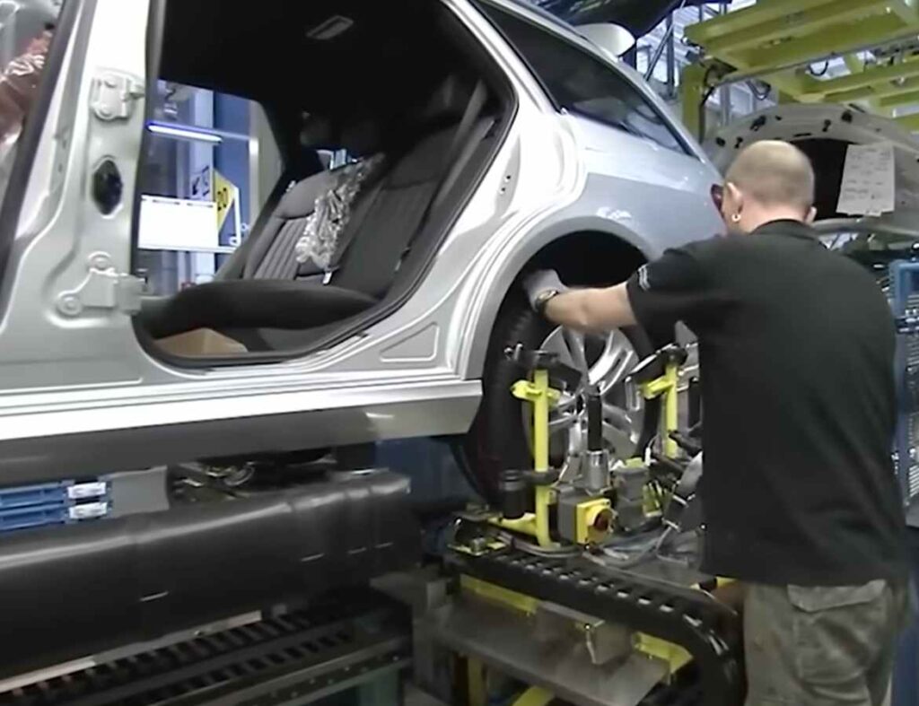 Muž pracujúci na linke v závode Mercedes
