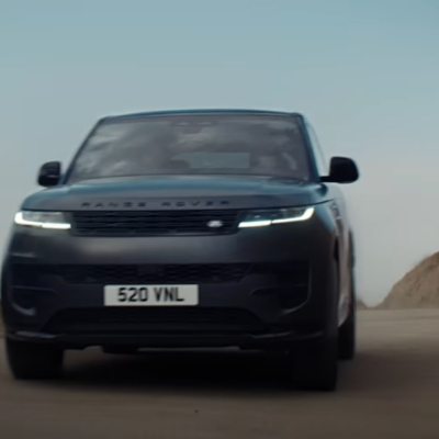 ový Range Rover Sport v metalickom odtieni Santorini Black stelesňuje modernú britskú eleganciu a športového ducha