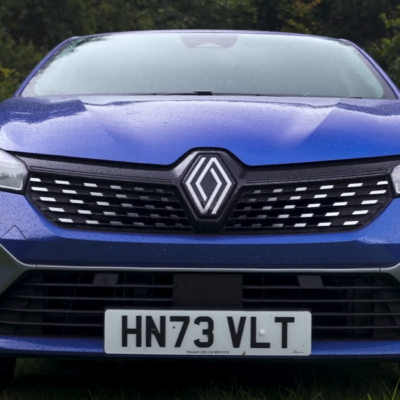 Nový Renault Clio 2024 - ikona značky prichádza s revolučným dizajnom. Na začiatku ponúkne klasické benzínové motory, no v budúcnosti sa môžeme tešiť aj na hybridné verzie. Interiér prinesie najnovšie technológie a materiály vyššej kvality.