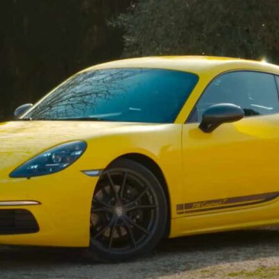 Žlté Porsche Cayman T zboku