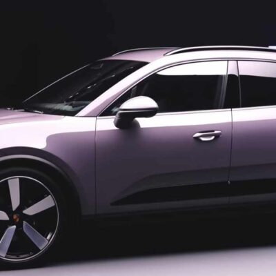 Fialové porsche Macan zboku