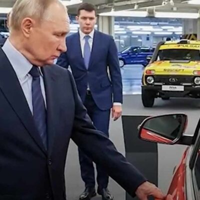 Putin otvára auto