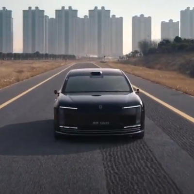 Huawei Maextro S800 predvádza svoje unikátne schopnosti pohybu do strany medzi luxusnými Maybachmi