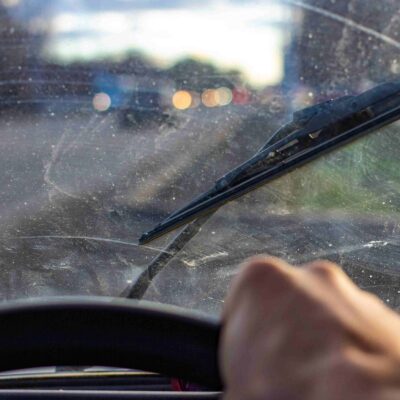 Poškrabané čelné sklo