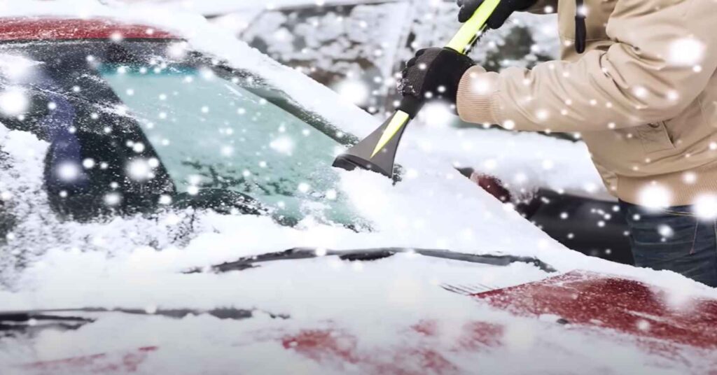 čistenie čelného skla od ľadu a snehu