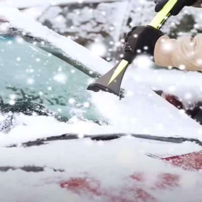 čistenie čelného skla od ľadu a snehu