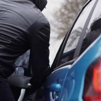 Zlodej otvára dvere na aute