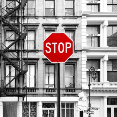 detail dopravnej značky STOP