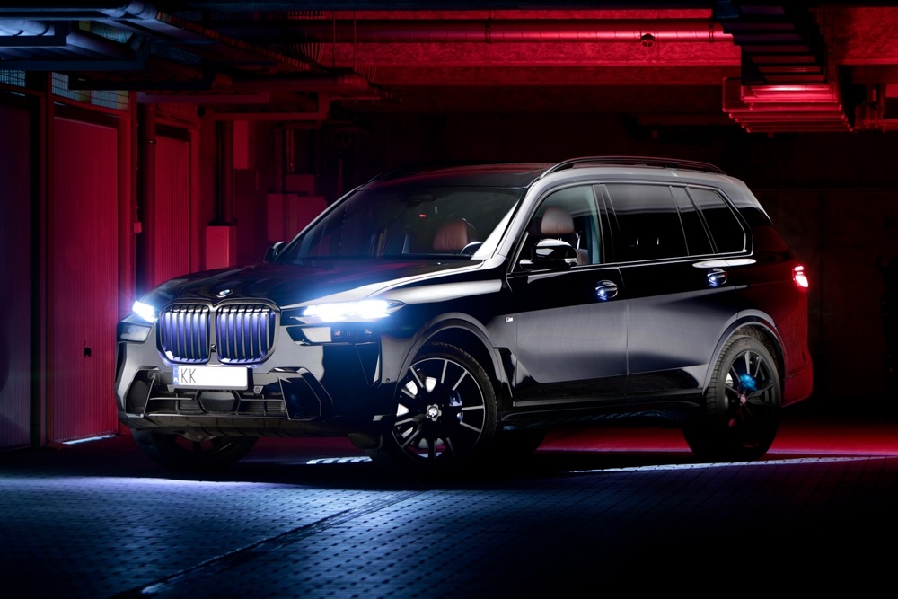 BMW X7, luxusne podsvietený v temnej garáži