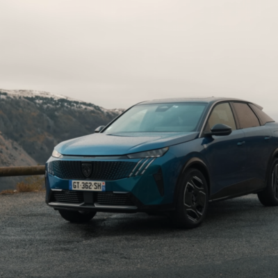 Elegantné línie nového Peugeotu E-3008 skrývajú výkonný dvojmotorový systém s celkovým výkonom 325 koní