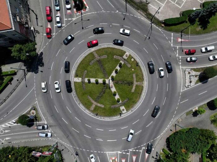 Chyba na kruhovom objazde, ktorú robí 90 % Slovákov: Policajti pripomínajú pravidlo o prednosti v pruhoch