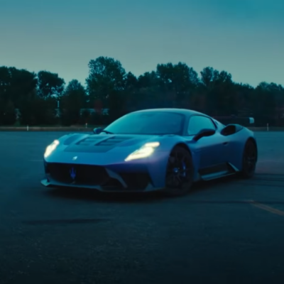 Maserati GT2 Stradale ohuruje agresívnym dizajnom s výraznými aerodynamickými prvkami. Pod kapotou pracuje 3-litrový motor V6 Nettuno s výkonom 640 koní, ktorý prekonáva aj sériový model MC20.