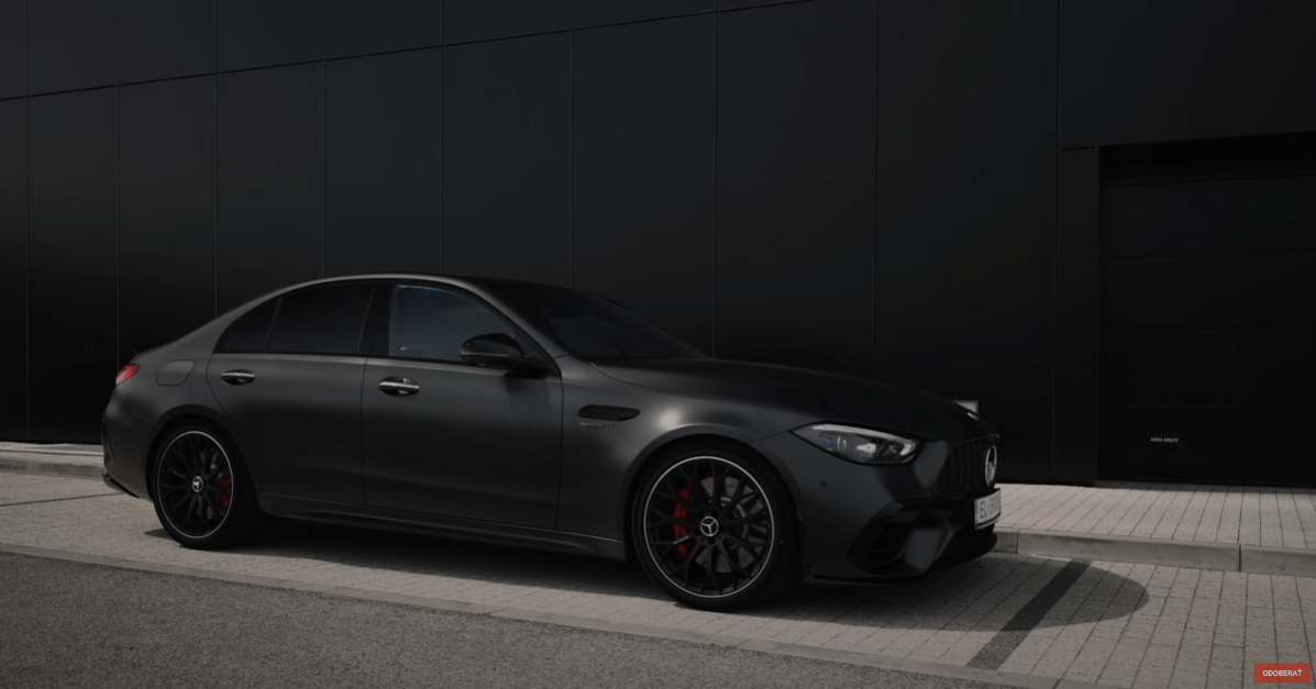 Súčasný Mercedes-AMG C63 so štvorvalcovým motorom čoskoro ustúpi novej verzii s vysoko-technologickým osemvalcom