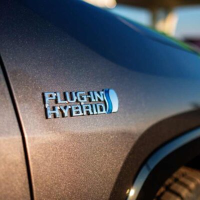 Nápis na aute plug in hybrid