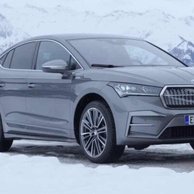 strieborná Škoda na snehu