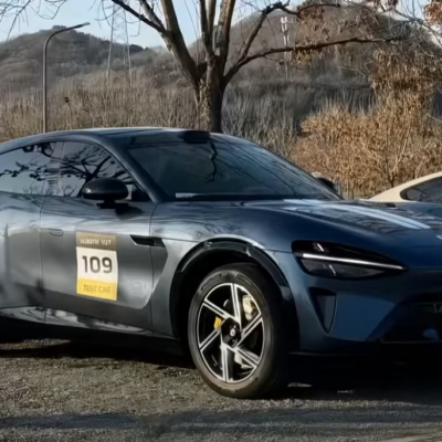 Xiaomi YU7 prekvapuje elegantnými líniami a impozantnými rozmermi. S dĺžkou takmer 5 metrov ponúka priestranný interiér pre celú rodinu.