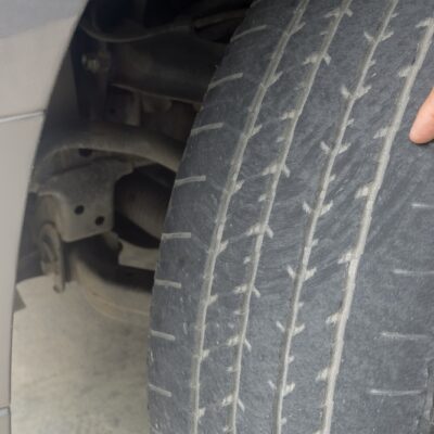 nepravidelne zjazdená pneumatika