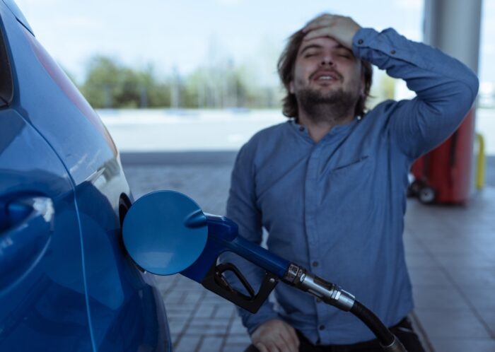 Benzín za 2 eurá? Ceny ropy šokujú Európu a vodiči masovo kupujú ojazdené elektromobily