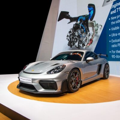 Revolučné technické riešenie s vertikálne umiestnenou batériou sľubuje zachovať typické jazdné vlastnosti Porsche.