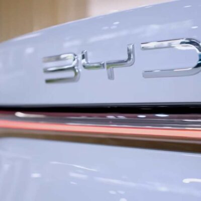 Nápis BYD na zadných dverách