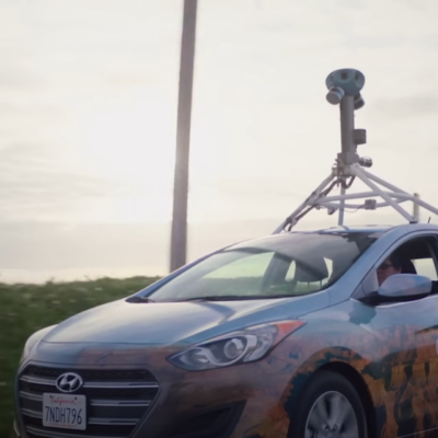 Charakteristické auto Google Street View s kamerovým systémom na streche zachytáva 360-stupňové zábery, ktoré neskôr využívame pri virtuálnych prehliadkach miest.