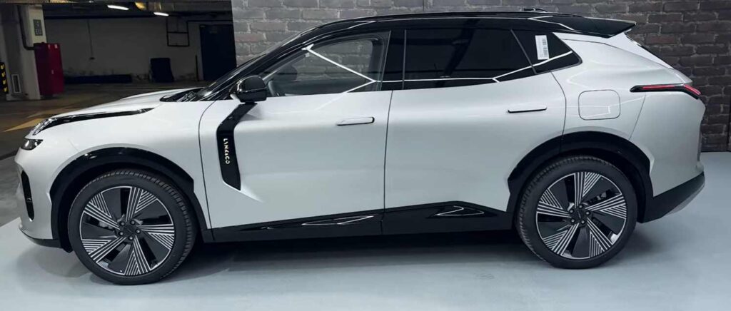 Čínske auto Lynk & Co 08 zboku