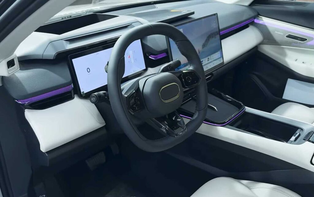 Čínske auto Lynk & Co 08 interiér