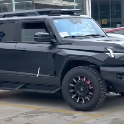 MHero 1 ohromuje nielen svojou veľkosťou a výkonom, ale aj futuristickým dizajnom plným ostrých hrán. S cenou 182 400 eur je najdrahším čínskym autom, aké si môžete na Slovensku kúpiť.