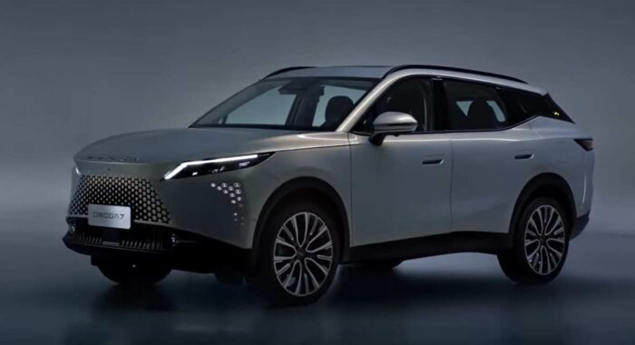 Omoda 7 zlacnela o 150-tisíc korún: Čínske SUV láka zákazníkov aj darčekmi pre tých, ktorí ho nekúpia
