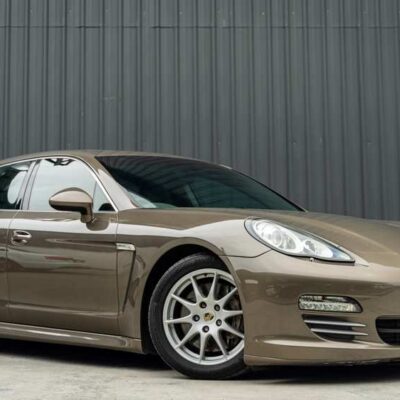 Hnedé Porsche Panamera zboku
