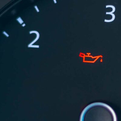 Svieti kontrolka oleja