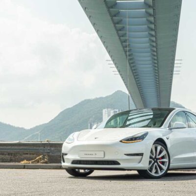 Tesla model 3 pod mostom