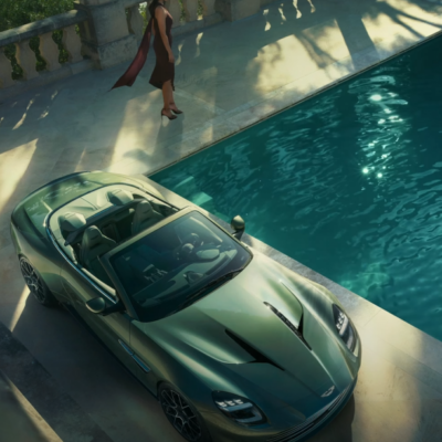 Nový Aston Martin Vanquish Volante kombinuje brutálny výkon 835 koní s eleganciou otvorenej strechy, čím vytvára dokonalý recept na adrenalínové zážitky.