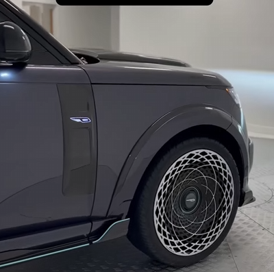 Hypnotické 24-palcové disky Helix od spoločnosti Overfinch spôsobujú závraty aj v pokoji. Ich komplikovaný dizajn pripomína optickú ilúziu, ktorá priťahuje pohľady okoloidúcich.