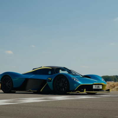 Aston Martin Valkyrie na okruhu Top Gear vytvoril nový rekord s časom 1 minúta a 9,6 sekundy. Tento hypervýkonný stroj s atmosférickým dvanásťvalcom Cosworth dokazuje, že je skutočným pretekárskym autom s evidenčným číslom.