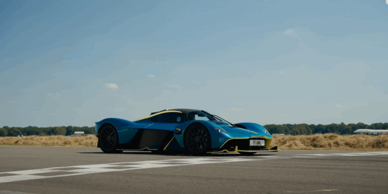 Aston Martin Valkyrie na okruhu Top Gear vytvoril nový rekord s časom 1 minúta a 9,6 sekundy. Tento hypervýkonný stroj s atmosférickým dvanásťvalcom Cosworth dokazuje, že je skutočným pretekárskym autom s evidenčným číslom.