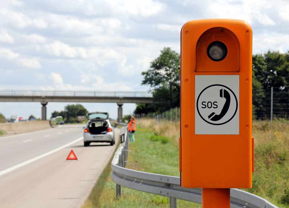 Auto v núdzovom pruhu na diaľnici