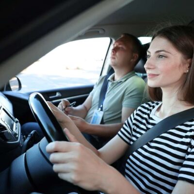 Autoškola žiak a učiteľ